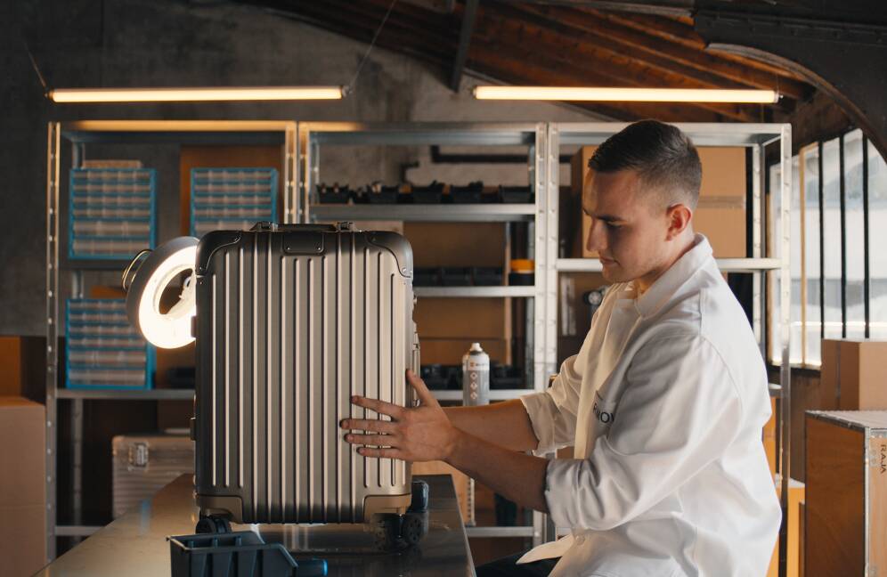 Когда совершенство становится образом жизни, каждая деталь требует огромного внимания. © RIMOWA